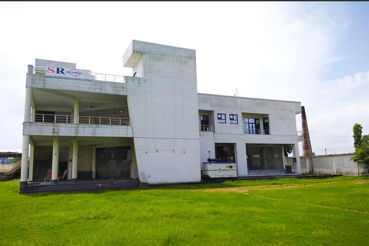 Hotel Oyo 16995 Sr Blessings Chinhat Exterior foto