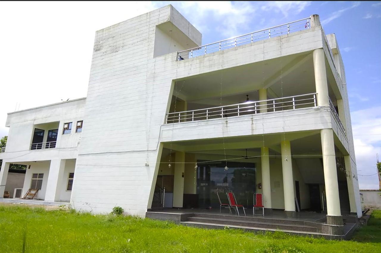 Hotel Oyo 16995 Sr Blessings Chinhat Exterior foto