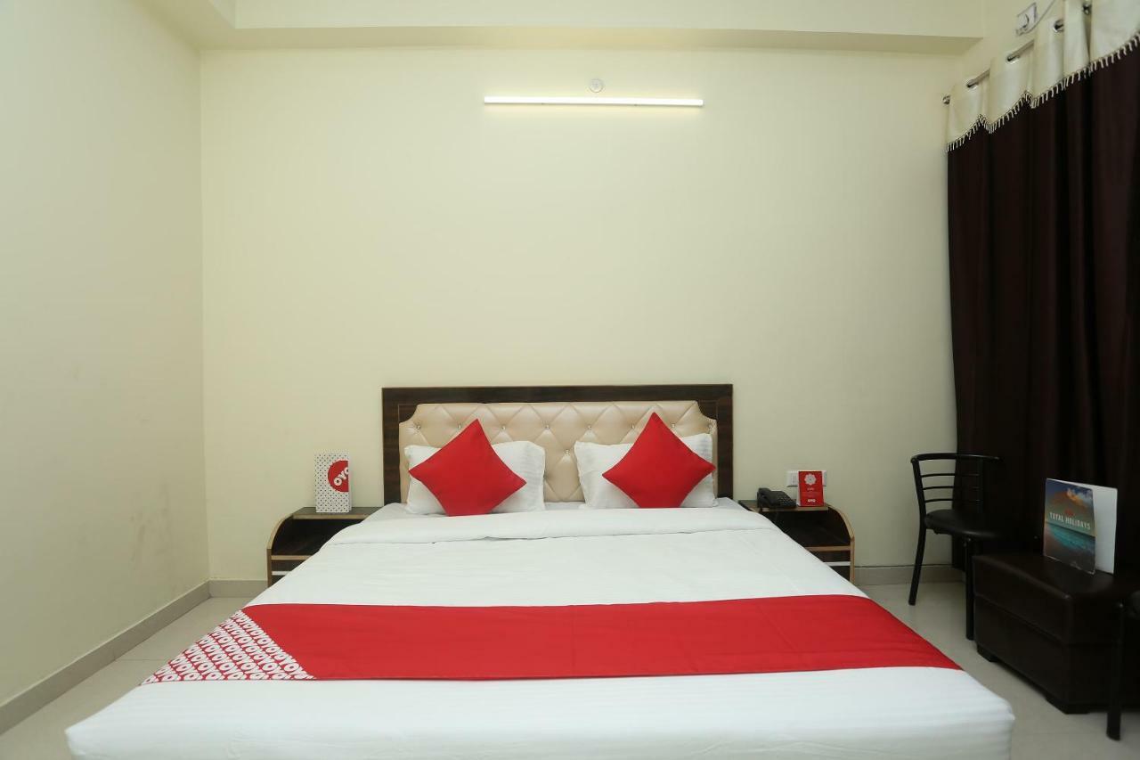 Hotel Oyo 16995 Sr Blessings Chinhat Exterior foto